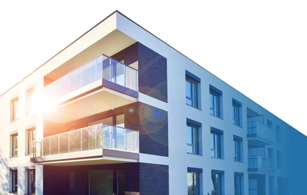 Modernes mehrstöckiges Mehrfamilienhaus mit Balkonen und großen Fenstern bei Sonnenlicht